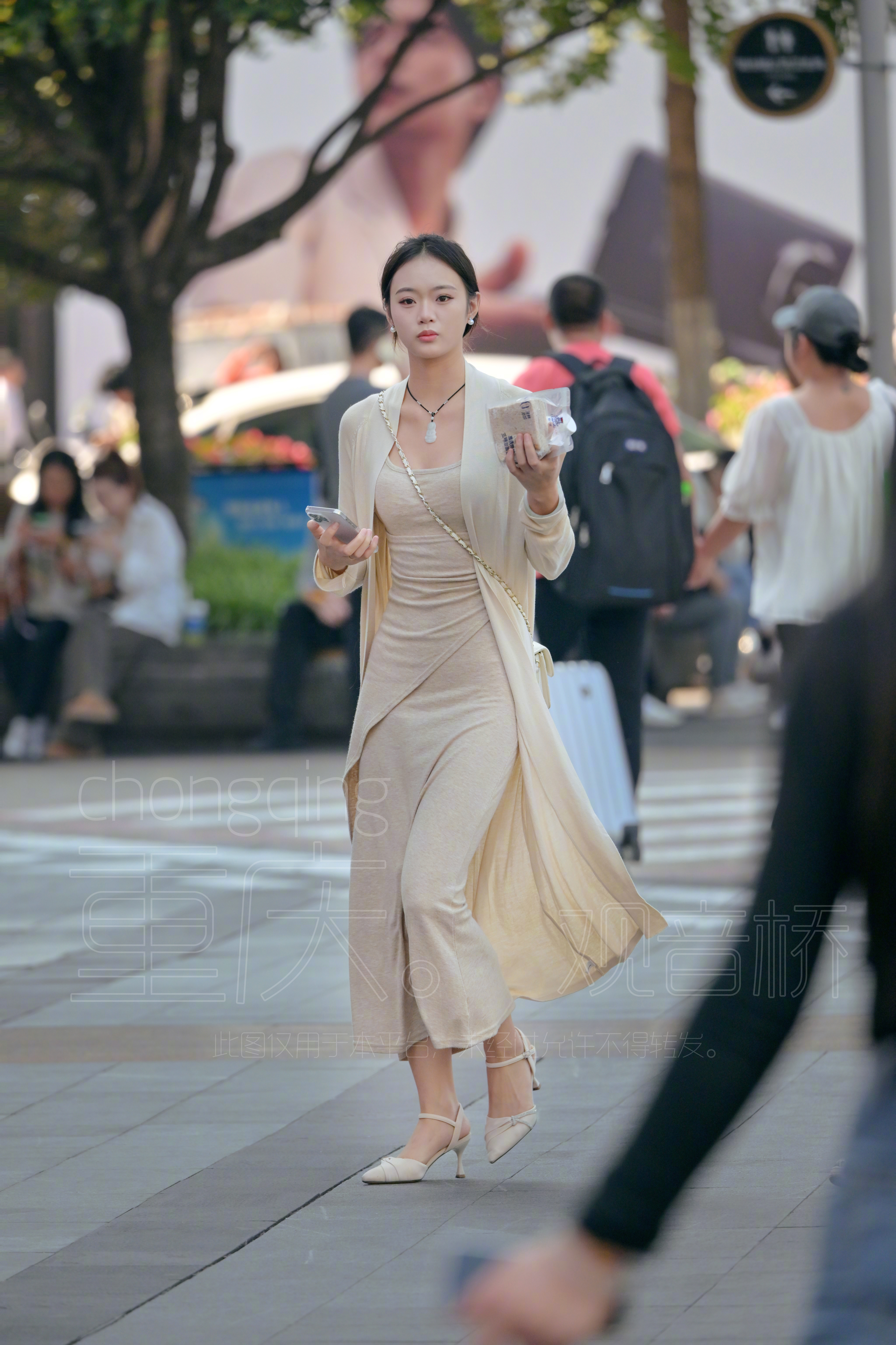 2024最新街拍美女，自信与成就感的时尚之旅展现风采