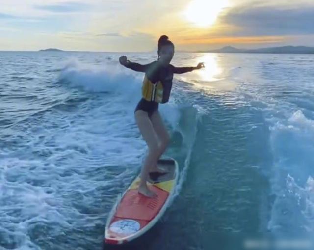 夏日冲浪，泳裤脱落的欢乐瞬间