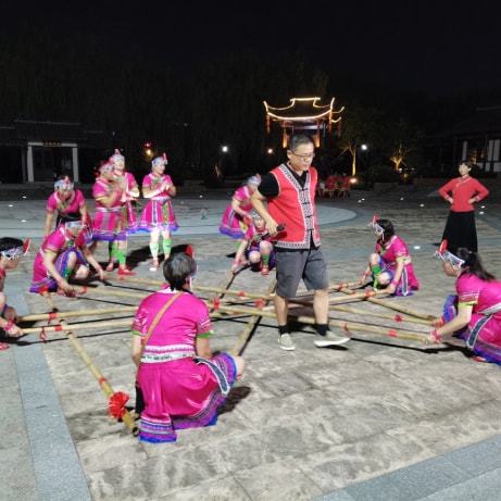 最新双扇子舞，与自然美景的诗意共舞