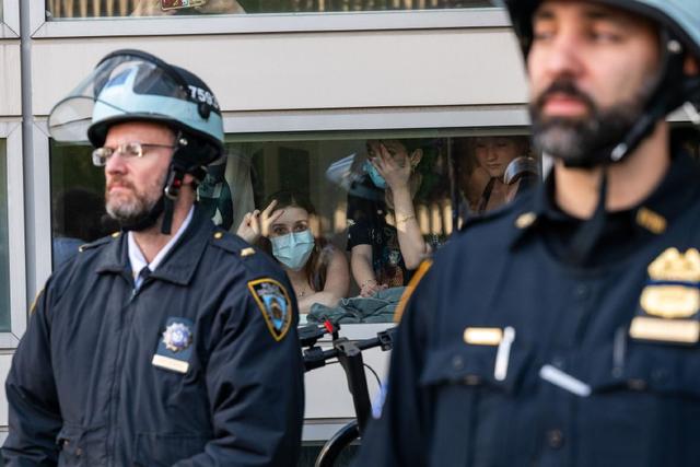 美国警察疫情下的日常，铁肩担道义，温情映人心