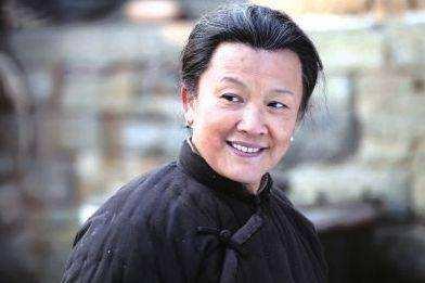 最新网红奶奶,年龄不是界限,学习铸就人生传奇