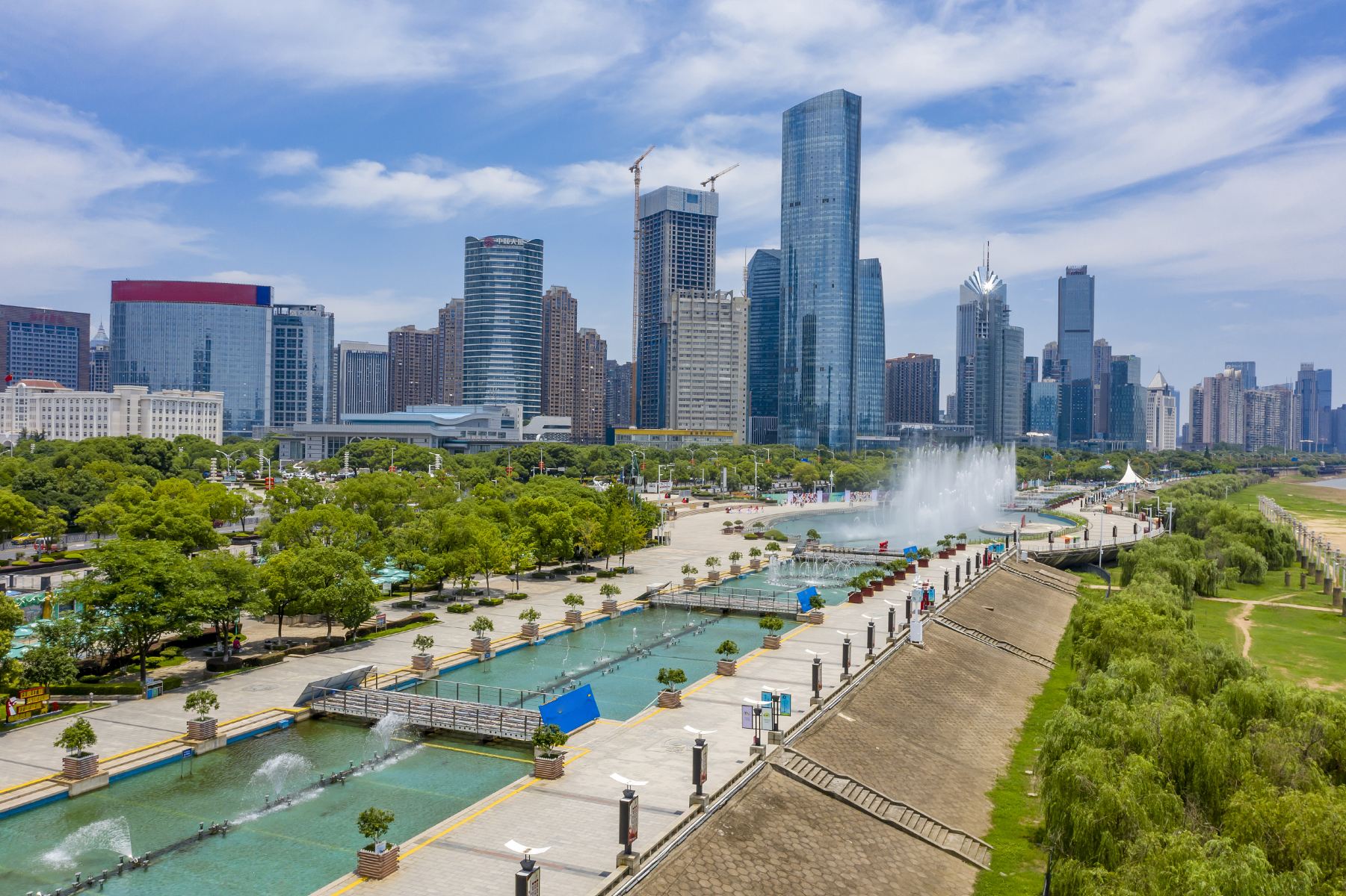 南昌秋水广场最新高科技产品展示与介绍