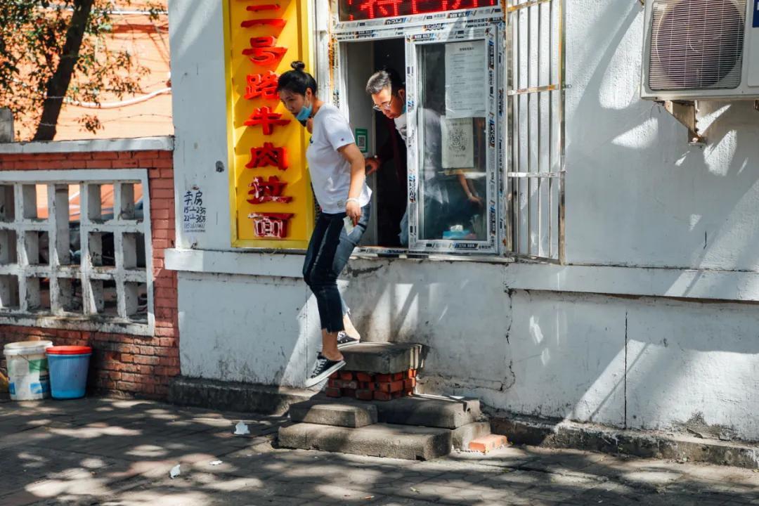 最新房价调查揭秘，小巷深处的特色小店与隐藏版宝藏地产故事