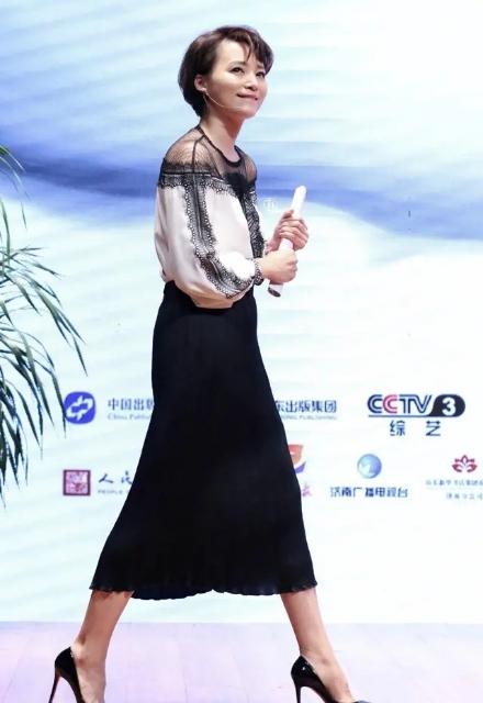 最新潮爆款大揭秘，瞬间引领时尚潮流，让你成为焦点人物！
