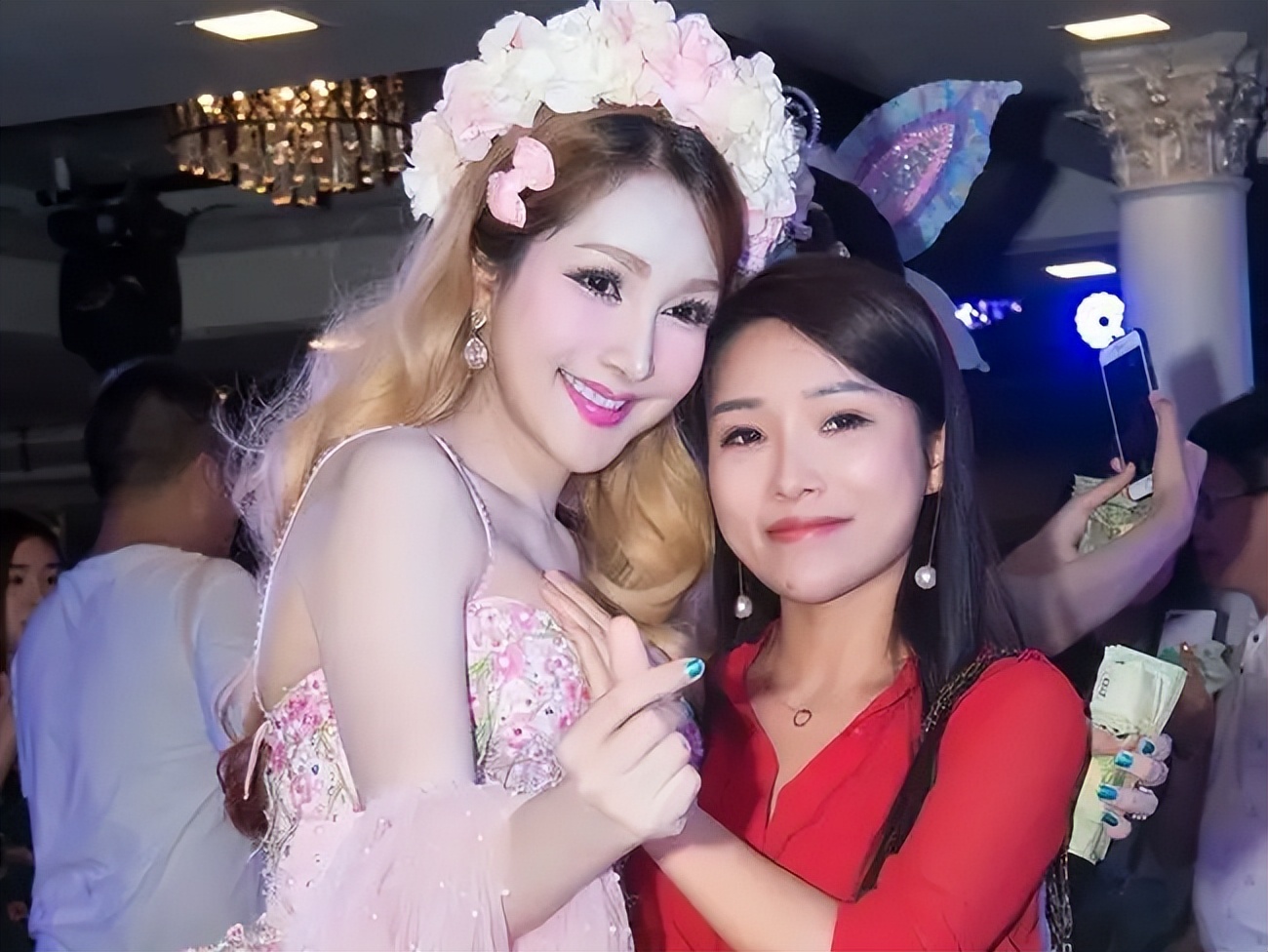 关于亚洲人妖的最新资讯与探讨（涉黄警示）