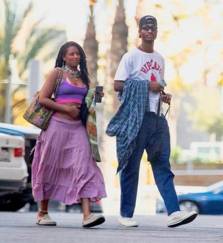 最新跑步鞋女,自然美景中的浪漫奔跑之旅