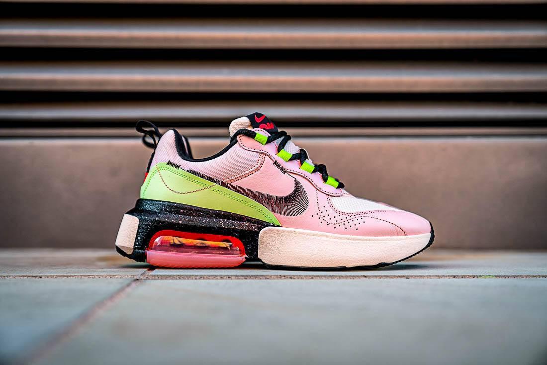 最新跑步鞋女,自然美景中的浪漫奔跑之旅