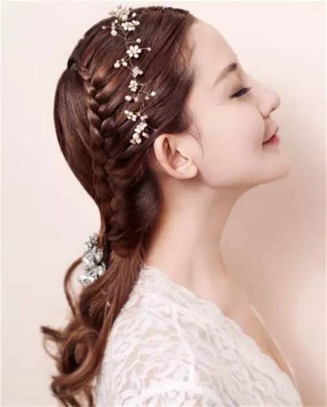 时代风尚变迁下的新娘发型展示，最新流行趋势与影响