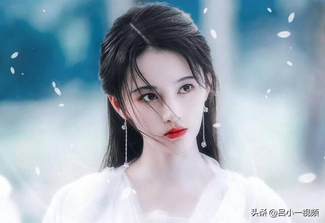 鞠婧祎短发新照揭秘，小巷深处的时尚风尚与隐藏小店